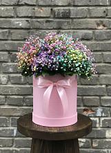 Цветочная композиция из Гипсофила и Розы в шляпной коробке в Тяжинском