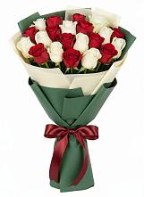 Букет Микс из красных и белых роз в Тяжинском
