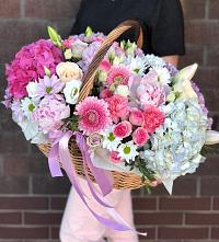 Композиция солнечный день в Тяжинском Цветочная композиция из Розы, Хризантемы, Пионы и Лизиантусы в корзине в Тяжинском