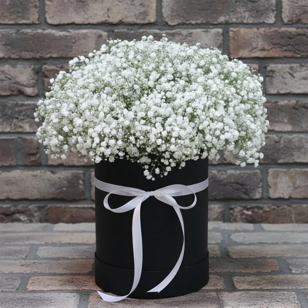 Цветочная композиция из Гипсофила в шляпной коробке в Тяжинском