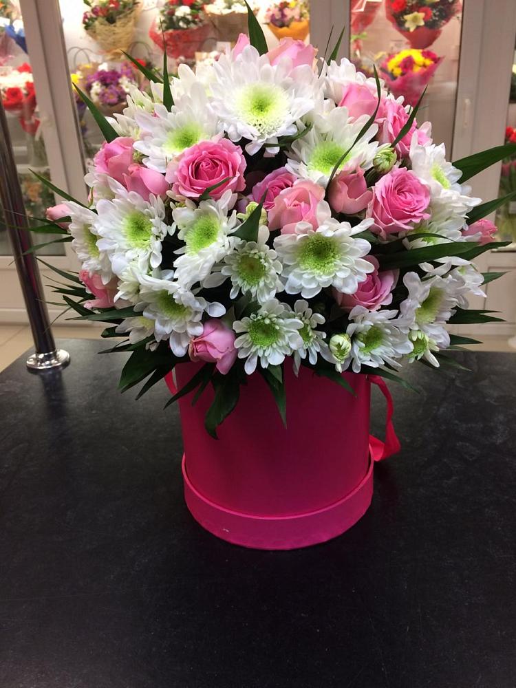 Цветочная композиция из Розы и Хризантемы в шляпной коробке в Тяжинском