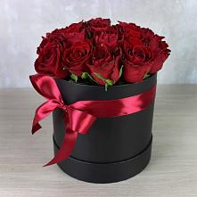 Цветочная композиция из Розы в шляпной коробке в Тяжинском
