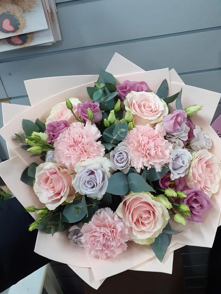 Букет цветов из: Розы, Гвоздики и Лизиантусы в Тяжинском